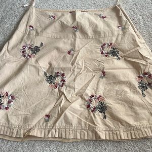 Skirt with embroidered flowers and ruffled ends